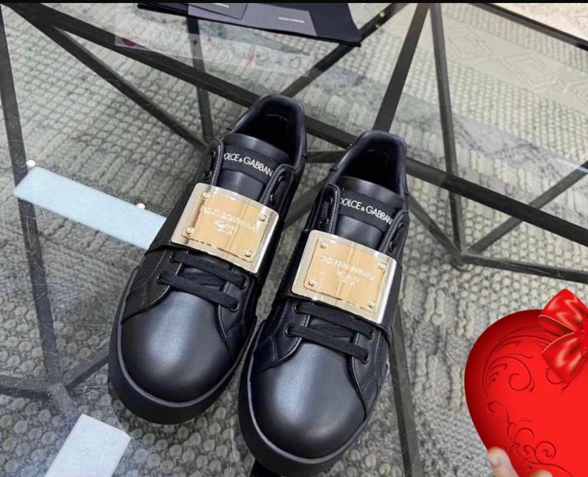 Dolce & Gabbana Black Leather Plate-Detail Sneakers